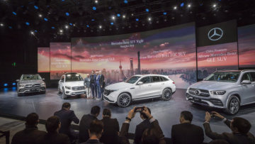On the ev e of the 18th Auto Shanghai, Mercedes-Benz presented no fewer than three SUVs: the Concept GLB, the battery-powered EQC (electricity consumption combined: 20.8 – 19.7 kWh/100 km; CO2 emissions combined: 0 g/km)* and the Mercedes-Benz GLE.  Nicholas Speeks, Ola Källenius, Dieter Zetsche and Hubertus Troska.