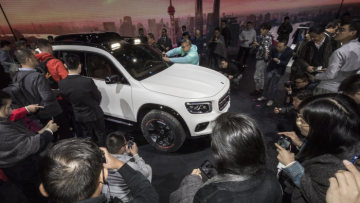 On the eve of the 18th Auto Shanghai, Mercedes-Benz presented no fewer than three SUVs: the Concept GLB, the battery-powered EQC (electricity consumption combined: 20.8 – 19.7 kWh/100 km; CO2 emissions combined: 0 g/km)* and the Mercedes-Benz GLE.