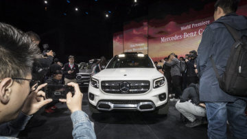 On the eve of the 18th Auto Shanghai, Mercedes-Benz presented no fewer than three SUVs: the Concept GLB, the battery-powered EQC (electricity consumption combined: 20.8 – 19.7 kWh/100 km; CO2 emissions combined: 0 g/km)* and the Mercedes-Benz GLE.