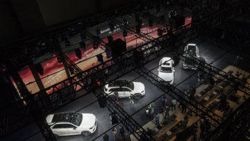 On the eve of the 18th Auto Shanghai, Mercedes-Benz presented no fewer than three SUVs: the Concept GLB, the battery-powered EQC (electricity consumption combined: 20.8 – 19.7 kWh/100 km; CO2 emissions combined: 0 g/km)* and the Mercedes-Benz GLE.