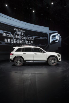 Compact show car with SUV genes: The latest concept vehicle from the brand bearing the three-pointed star celebrates its world premiere in Shanghai. The Mercedes-Benz Concept GLB is characterised by its robust appearance and plenty of room for up to seven people. The powerful proportions from the world of compact SUVs and the generous interior space make it the ideal family vehicle and leisure companion.
