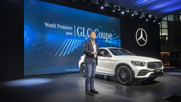 Following th e successful "eve" event Britta Seeger, Member of the Board of Management of Daimler AG, responsible for Mercedes-Benz Cars Sales and Dietmar Exler, President  &  CEO of Mercedes-Benz USA, presented three further world premieres on the first press day of the NYIAS 2019: on display for the first time in the Big Apple were the new Mercedes-Benz GLS, the Mercedes-Benz GLC Coupé and the EQC Edition 1886 (combined electrical consumption: 20.8 – 19.7 kWh/100 km; combined CO2 emissions: 0 g/km)i. 