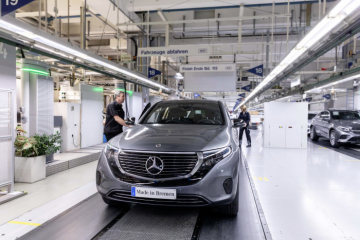 The Mercedes-Benz of electric vehicles is ready for launch. The new Mercedes-Benz EQC (combined electrical consumption: 20.8 - 19.7 kWh/100 km; combined CO2 emissions: 0 g/km) is produced at the Mercedes-Benz Bremen plant – and can be ordered now.