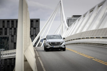 EQC 400 4MATIC; high tech silver metallic; Two-tone ARTICO man-made leather  / Sunnyvale fabric indigo blue / black