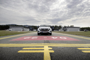 EQC 400 4MATIC; high tech silver metallic; Two-tone ARTICO man-made leather  / Sunnyvale fabric indigo blue / black