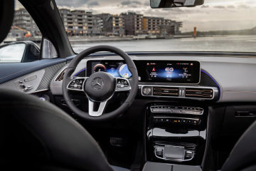 EQC 400 4MATIC; high tech silver metallic; Two-tone ARTICO man-made leather  / Sunnyvale fabric indigo blue / black