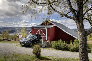 EQC 400 4MATIC; obsidian black metallic; Leather silk beige