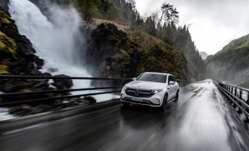EQC 400 4MATIC; designo diamond white bright; AMG Line; Two-tone designo nappa leather platinum white pearl / black 