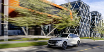 EQC 400 4MATIC; designo diamond white bright; AMG Line; Two-tone designo nappa leather platinum white pearl / black 