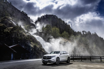 EQC 400 4MATIC; designo diamond white bright; AMG Line; Two-tone designo nappa leather platinum white pearl / black