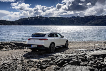 EQC 400 4MATIC; designo diamond white bright; AMG Line; Two-tone designo nappa leather platinum white pearl / black 