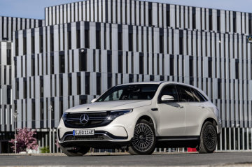 EQC 400 4MATIC; designo diamond white bright;  AMG Line; Two-tone designo nappa leather platinum white pearl / black