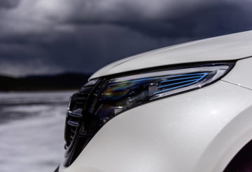 EQC 400 4MATIC; designo diamond white bright; AMG Line; Two-tone designo nappa leather platinum white pearl / black 