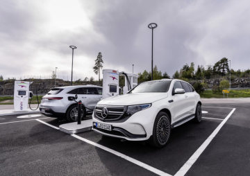 EQC 400 4MATIC; designo diamond white bright; AMG Line; Two-tone designo nappa leather platinum white pearl / black