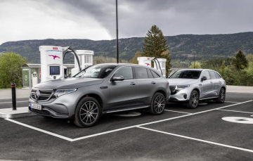 EQC 400 4MATIC; designo diamond white bright; AMG Line; Two-tone designo nappa leather platinum white pearl / black