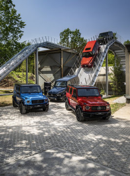 Mercedes-Benz G 350 d 4MATIC, Fuel consumption combined: 9.8-9.6 l/100 km; combined CO2 emissions: 259-252 g/km, Mercedes-Benz G 400 d 4MATIC, Fuel consumption combined: 9.6 l/100 km; combined CO2 emissions: 253 g/km; Mercedes-Benz G 500 4MATIC, Fuel consumption combined: 12.1-11.5 l/100 km; combined CO2 emissions: 276–263 g/km; Mercedes-AMG G 63, Fuel consumption combined: 13.1 l/100 km; combined CO2 emissions: 299 g/km